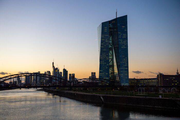 Blick auf die EZB in Frankfurt am Main, im Vordergrund der Main.