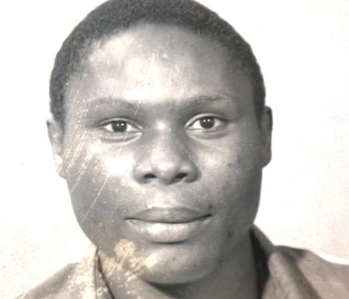 Das Foto zeigt das Portrait eines jungen Mannes, Medard Mutombo, der vor einem Jahr nach einem Polizeieinsatz starb