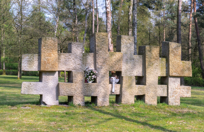 Bild eines Denkmals, bestehend aus mehreren ineinanderlaufenden Kreuzen.