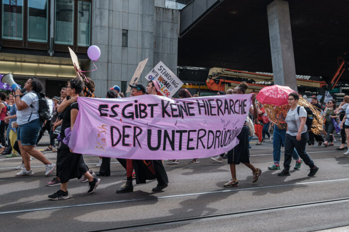 Foto eines Transpis: Demonstrant*innen beim feministischen Streik. »Es gibt keine Hierarchie der Unterdrückung.«