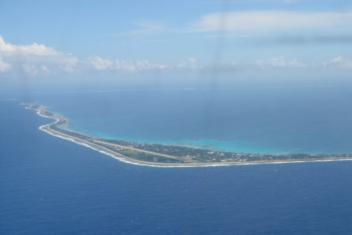Luftaufnahme einer dünnen, langgezogenen Insel mit weiter Küstenfront