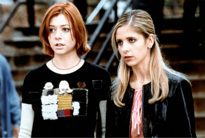 Szene aus Buffy the Vampire Slayer, links Willow, rechts Buffy.