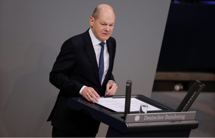 Olaf Scholz am Rednerpult des Deutschen Bundestages.