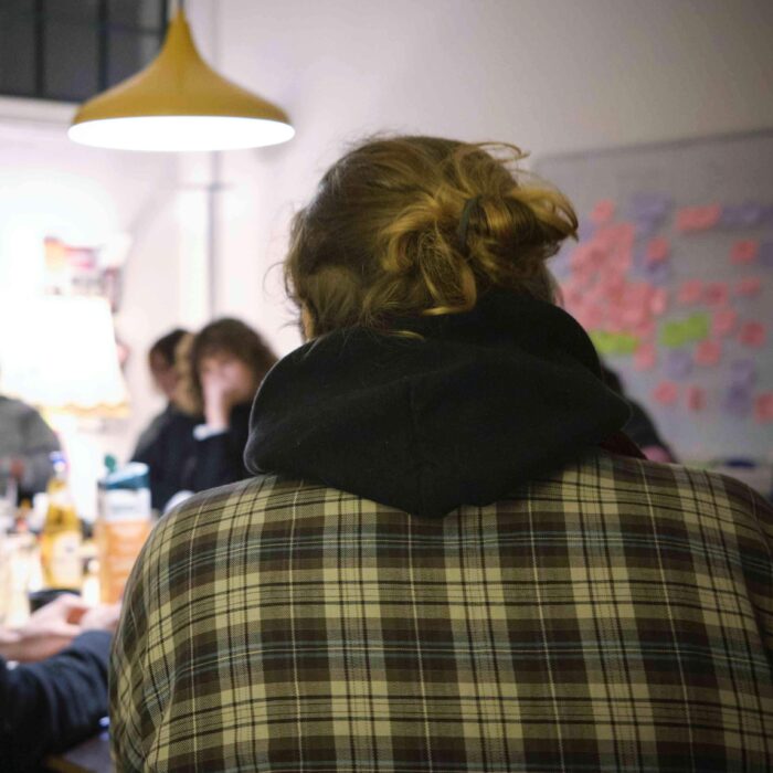 Zwei beim Runden Tisch Gespräch, von hinten fotografiert