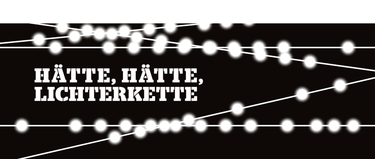 Eine Kette weißer Punkte auf schwarzem Grund. Dazwischen weißer Text auf schwarzem Grund: "Hätte, hätte, Lichterkette"