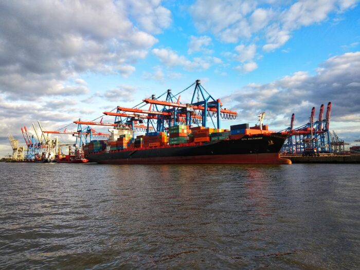 Ein Containerschiff im Hamburger Hafen