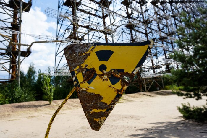 Fotos eines verrosteten Schildes, das vor Strahlung warnt