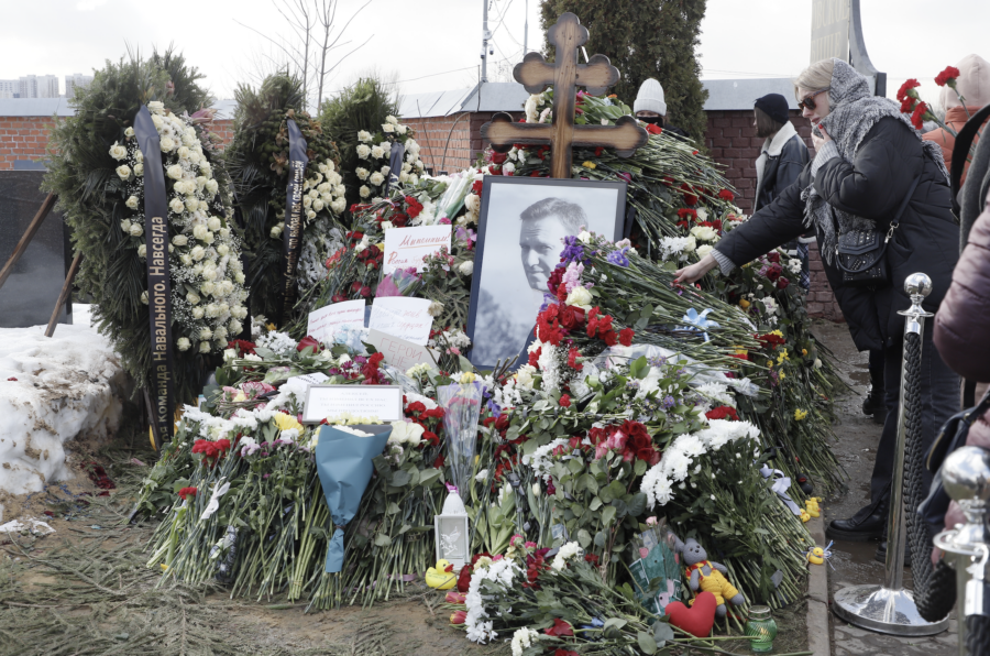 Zu sehen ist das Grab Alexej Nawalnys, auf dem viele Blumen abgelegt wurden und ein Bild von Nawalny steht.