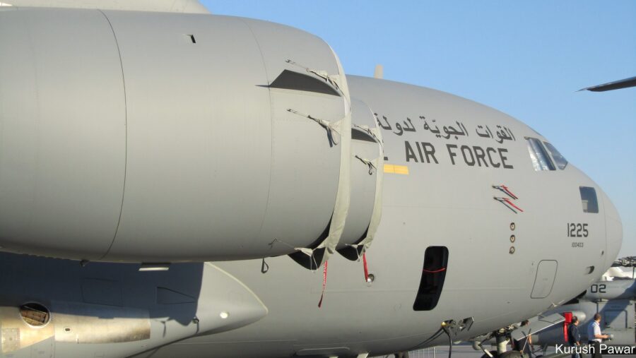 Nahaufnahme eines Militärtransporters am Boden. Auf dem Flugzeug auf arabischer und lateinischer Schrift die AUfschrift "Luftstreitkräfte"