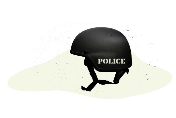 Ein Polizeihelm mit der Aufschrift "Police"