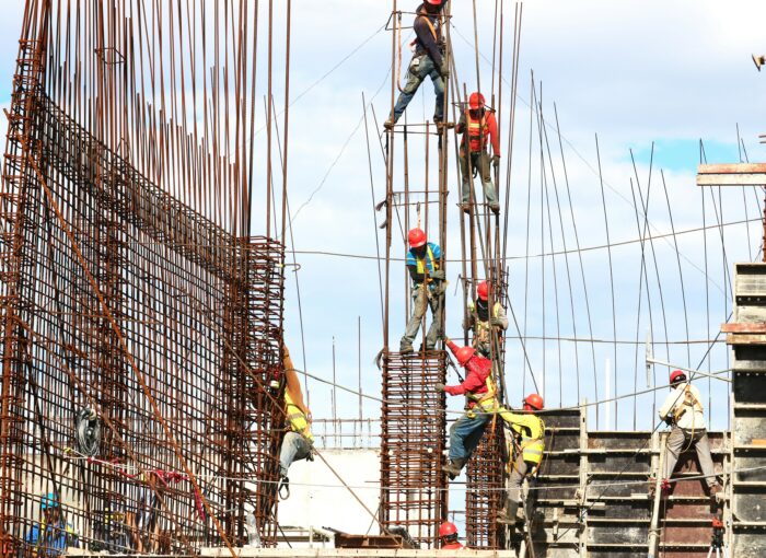 Stahkonstruktionen auf einer Baustelle mit Bauarbeitern.