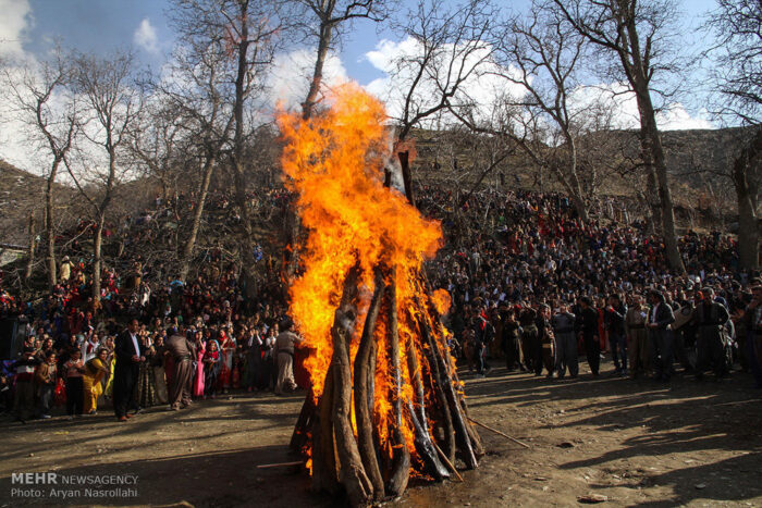 Foto von einem Nowwruz-Feuer.