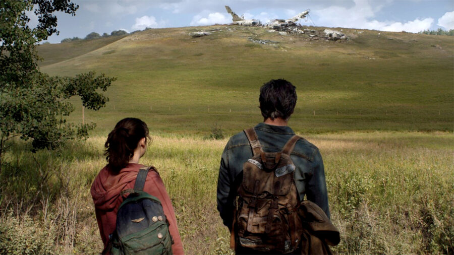 Landschaftsszene aus "The Last of us", in der die Protagonist*innen ein Flugzeugswrack betrachten