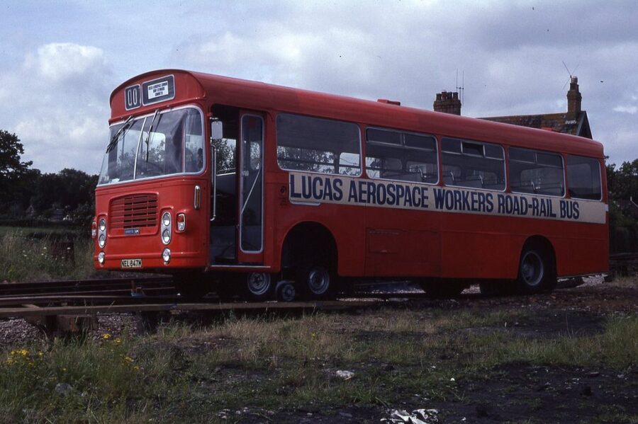 Ein roter Bus auf Schienen