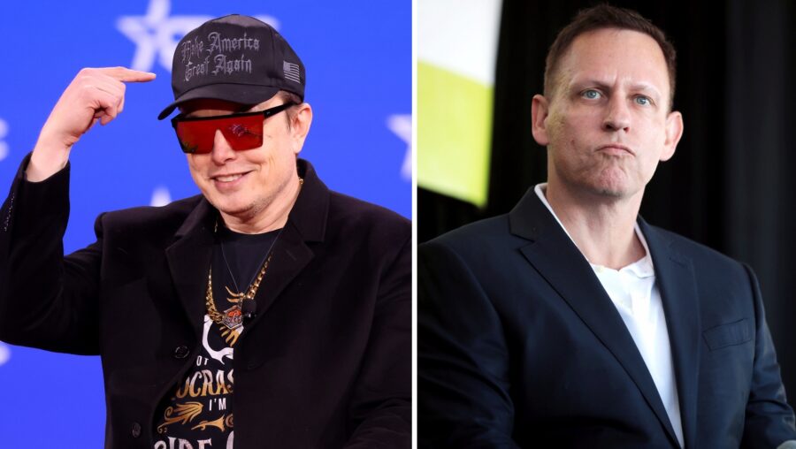 Zusammensetzung aus zwei Bildern. Links Elon Musk, der lächeln auf seine Cappy zeigt, auf der steht "make america great again" und rechts ein ernst dreinschauender Peter Thiel.