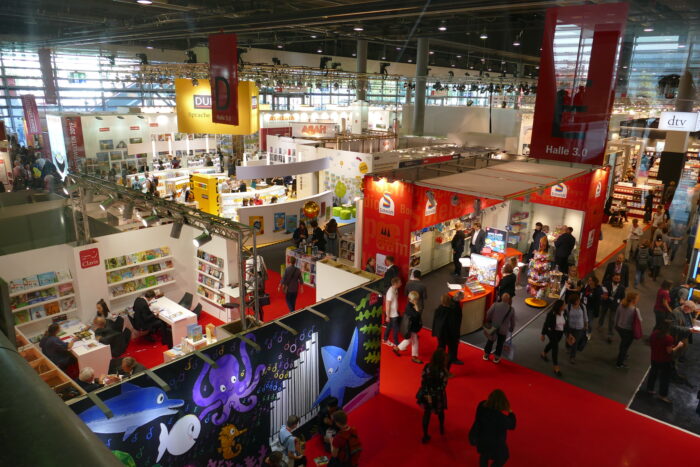 Blick von oben auf Stände auf der Frankfurter Buchmesse
