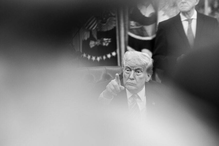 Schwarzweißbild von Trump, der mit dem Finger auf jemanden zeigt