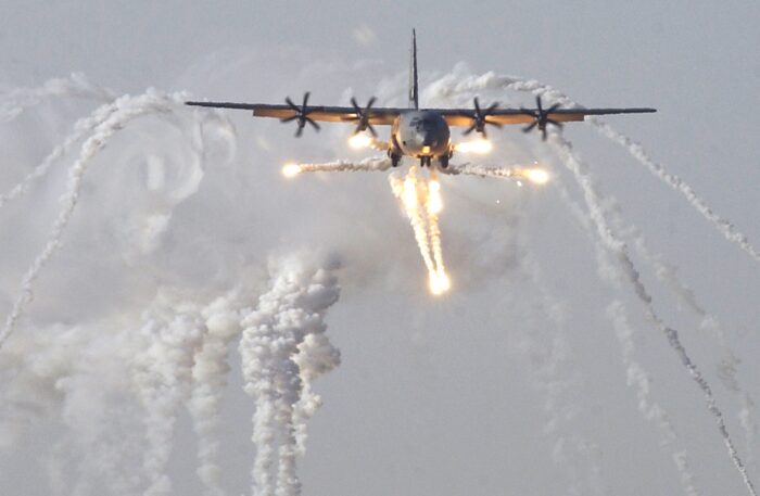 Ein Militärflugzeug, das Raketen abfeuert