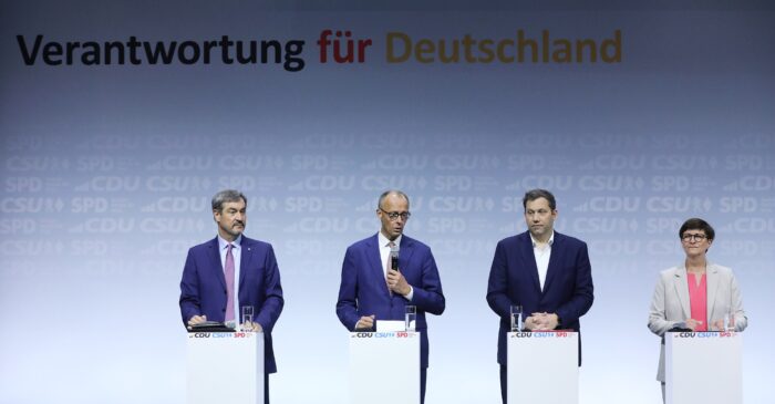 Markus Söder, Friedrich Merz, Lars Klingbeil und Saskia Esken vor jeweils einem Rednerpult und einem Hintergrund mit der Aufschrift "Verantwortung für Deutschland"