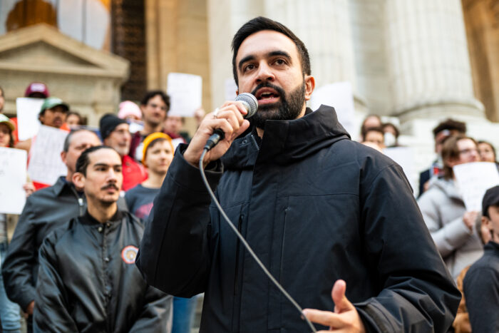 Man sieht Mamdani mit einem Mikro in der Hand während einer Rede.