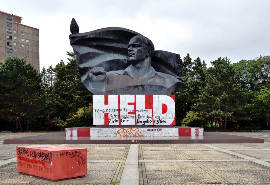 Riesiges Denkmal von Ernst Thälmann, auf den Sockel hat jemand in Großbuchstaben "HELD" gesprüht