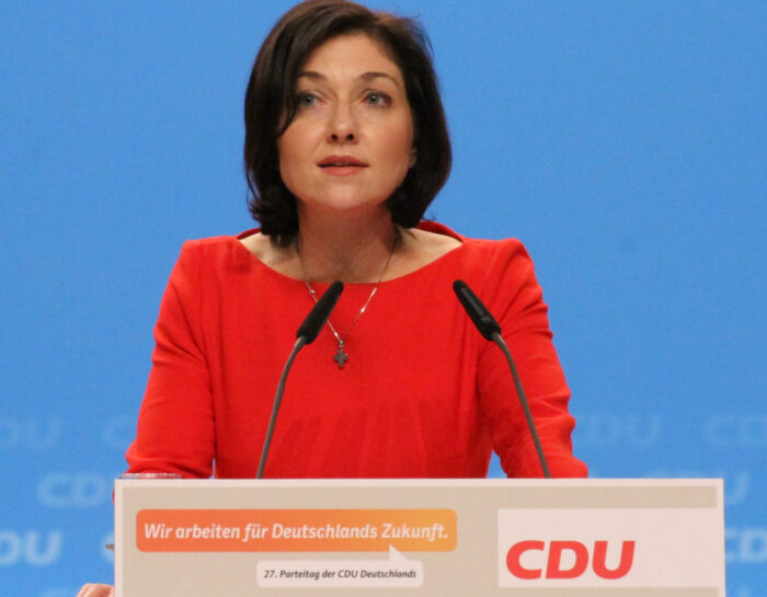 Eine Porträtaufnahme von Katherina Reiche am Rednerpult auf einem CDU-Parteitag.