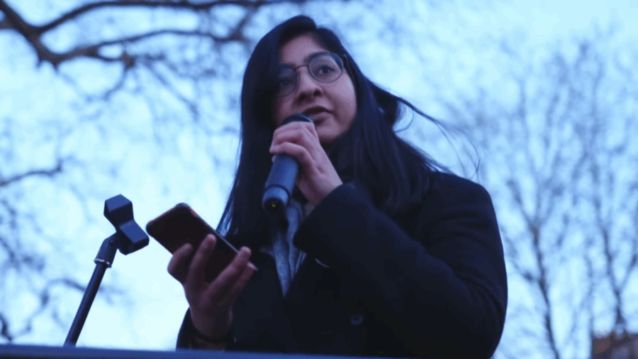 Man sieht eine Person - Zarah Sultana - die eine Rede hält.