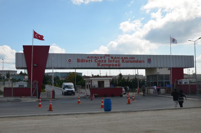 Man sieht den Gefängniskomplex Silivri von vorne.