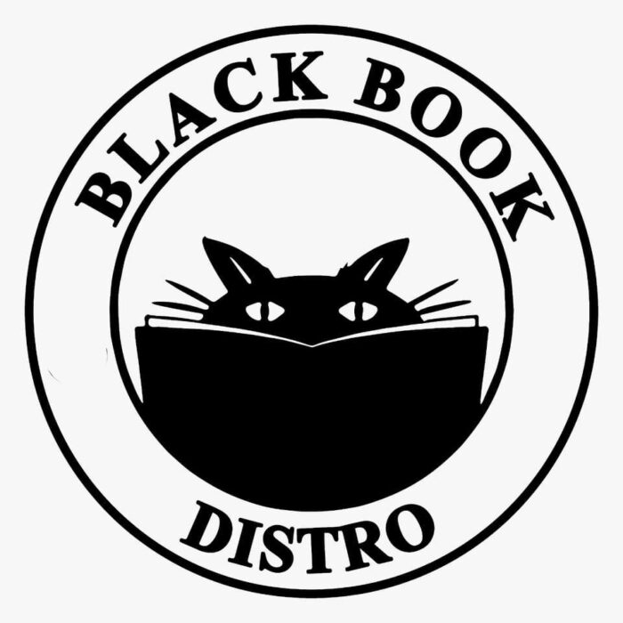 Schriftzug "Black Book Distro" in einem Kreis, in der Mitte ist eine gezeichnete Katze, die in einem Buch liest, zu sehen