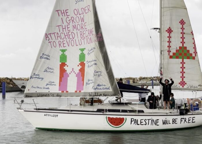 Boot der Thousand Madleens to Gaza, beschrieben mit dem Slogan "Palestine will be free" und den Namen bekannter Frauen aus verschiedenen Befreiungskämpfen.