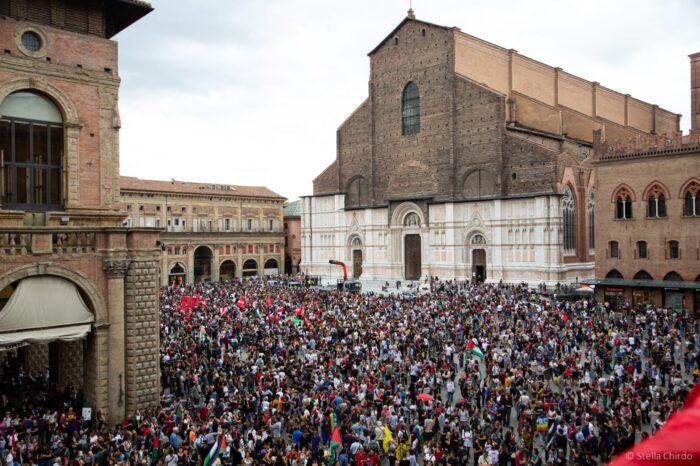 Aufnahme von der Piazza Maggiore in Bologna von oben. Auf dem Platz sind tausende Protestierende.