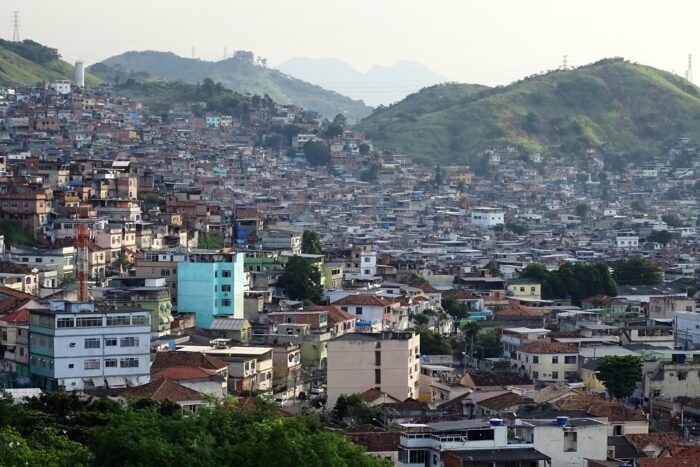 Blick über einen dicht bebauten Stadtteil auf Berghängen