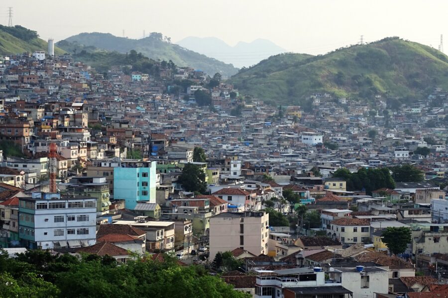 Blick über einen dicht bebauten Stadtteil auf Berghängen