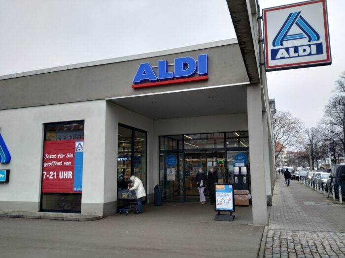 Man sieht eine Aldi Filiale.