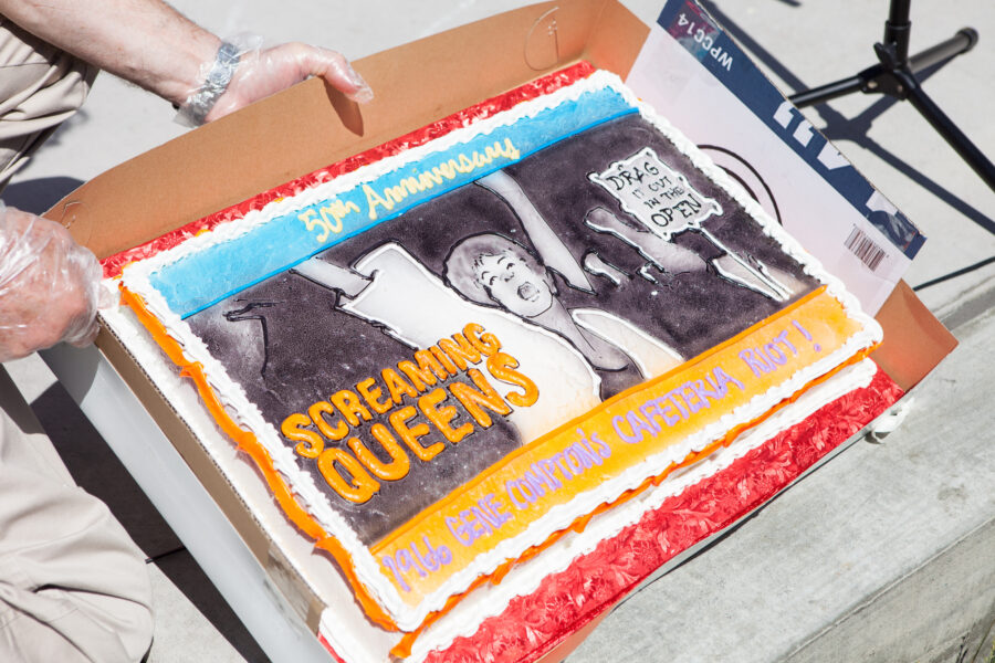 Eine bunte Torte verziert mit der Aufschrift "50th Anniversary - 1966 Comptons cafeteria riot!"