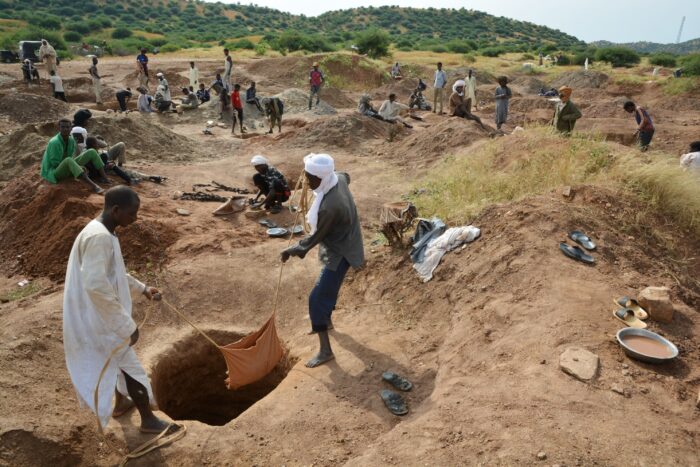 Eine Gruppe Männer hebt Löcher in trockenem Boden aus