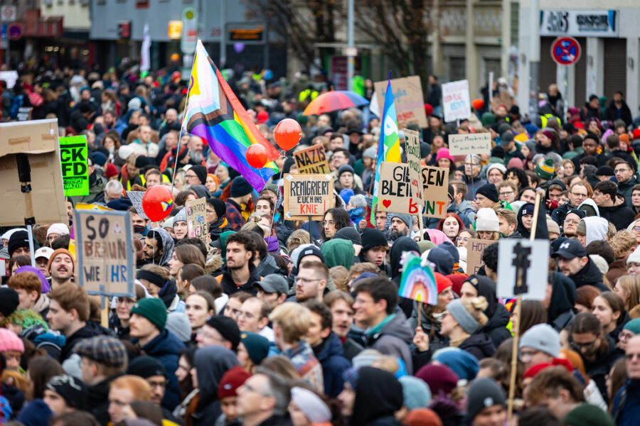 Menschen beim Widersetzen-Protest in Gießen demonstrieren und halten Schilder gegen die AfD.