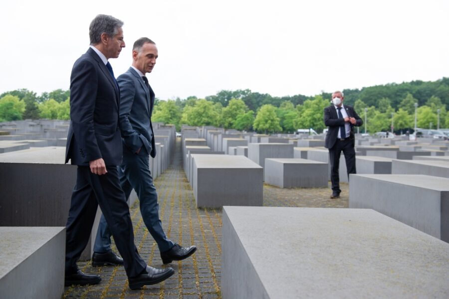 Ein Stelenfeld, an der Seite zwei Männer im Anzug