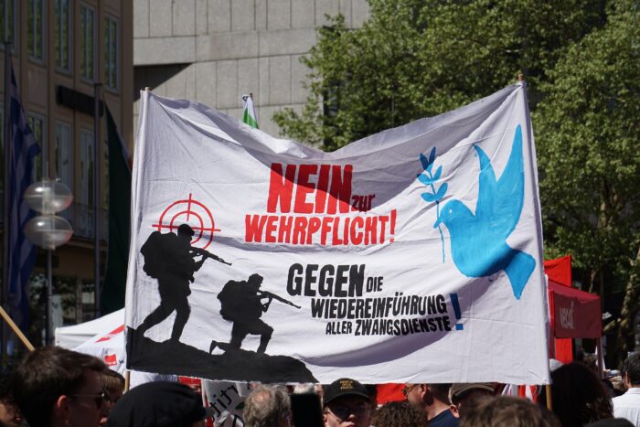 Banner mit Aufschrift "Nein zur Wehrpflicht! Gegen die Wiedereinführung aller Zwangsdienste!"