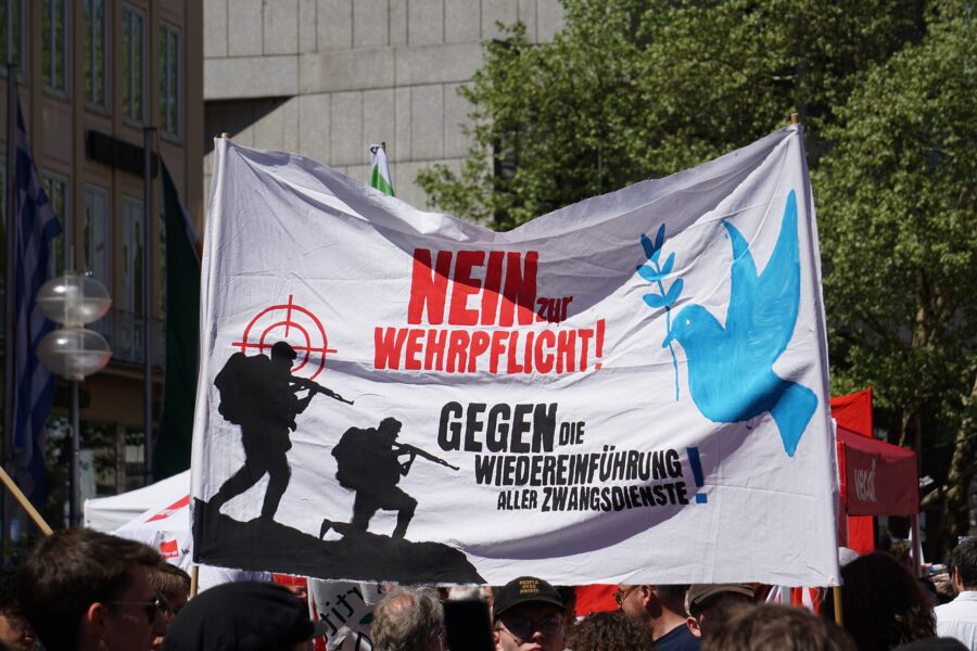 Banner mit Aufschrift "Nein zur Wehrpflicht! Gegen die Wiedereinführung aller Zwangsdienste!"
