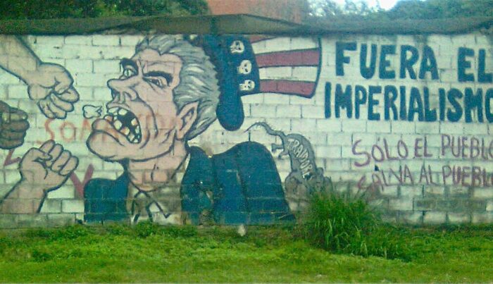 Wandgemälde bei dem einer Uncle-Sam-Figur die Zähne ausgeschlagen werden, daneben steht "Fuera el Imperialismo".