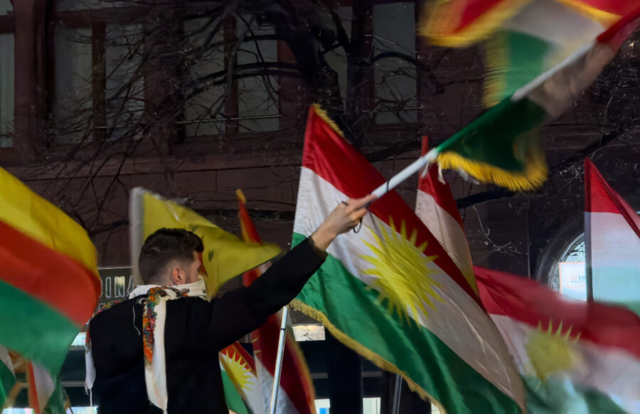 Man sieht viele kurdischen Fahnen.