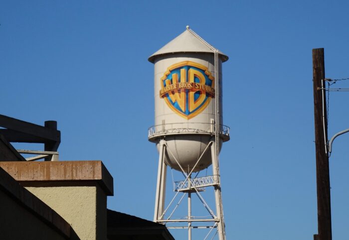 Wasserturm mit Warner Bros-Logo in einem Filmstudio in Hollywood