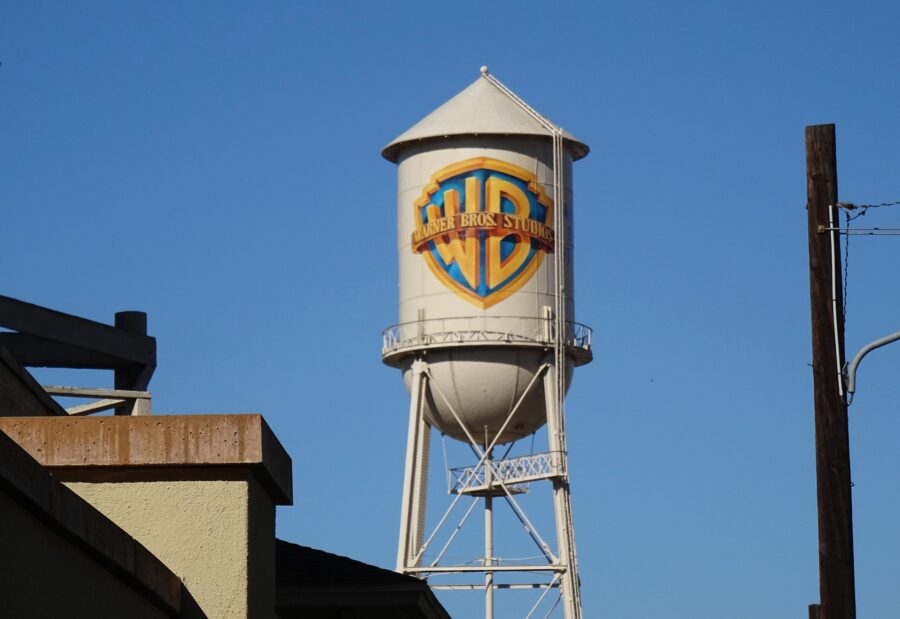Wasserturm mit Warner Bros-Logo in einem Filmstudio in Hollywood