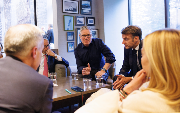 Friedrich Merz, Keir Starmer, Emmanuel Macron und Giorgia Meloni sitzen um einen Tisch und reden