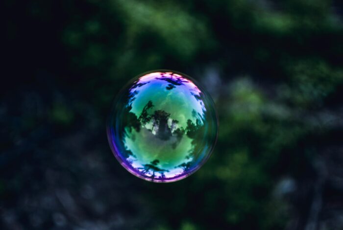 eine Seifenblase vor grünem Hintergrund