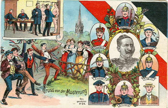 Illustrierte Postkarte einer Musterung. Männer laufen feiernd an einer Gruppe Frauen vorbei. Auf der linken Seite begutachten Uniformierte Männer, auf der rechten werden unterschiedliche Militärkategorien mit jeweils einem Porträt vorgestellt.