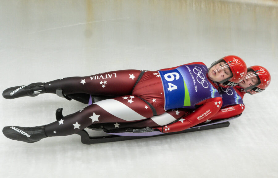Man sieht zwei Frauen auf einem Rennschlitten.