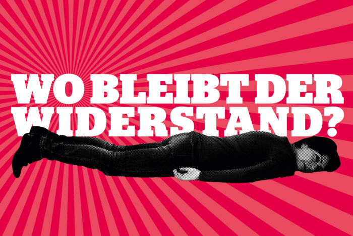 Man sieht eine auf dem Bauch liegende Person vor rotem Hintergrund.