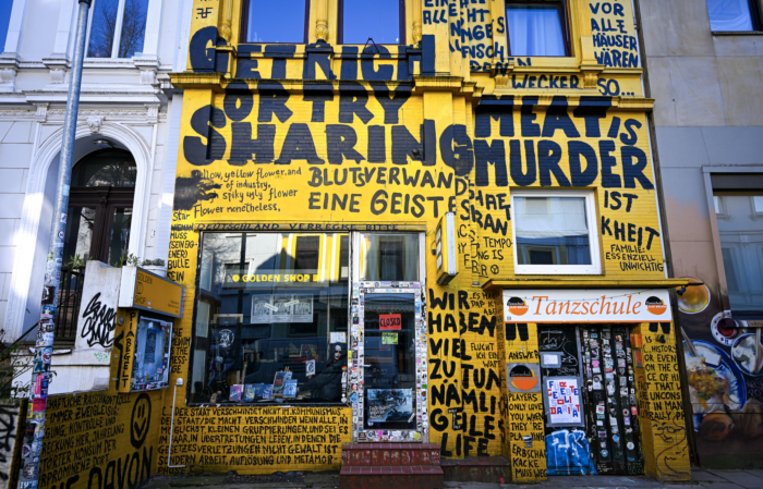 Man sieht eine bunte Fassade eines Buchladens.